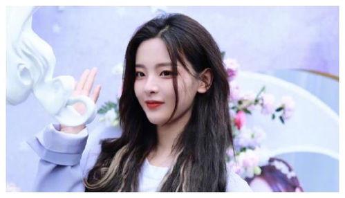 吃瓜少女拍照情侣,吃瓜少女捕捉拍照情侣的浪漫瞬间