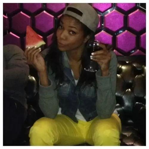 吃瓜pose怎么摆,揭秘吃瓜pose的趣味摆法