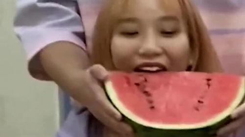 情侣吃瓜比赛,情侣吃瓜大赛，谁才是瓜王？