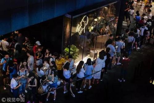 吃瓜奶茶店情侣,情侣甜蜜光顾吃瓜奶茶店