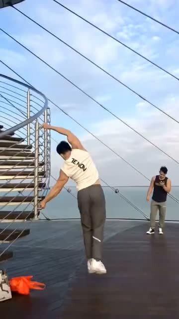 在海边吃瓜,瓜香四溢的悠闲时光