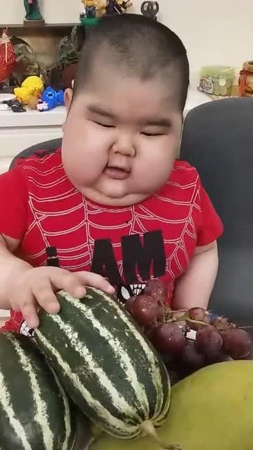 吃瓜可爱小孩