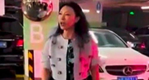 女子打人吃瓜,吃瓜群众围观背后的真相与反思